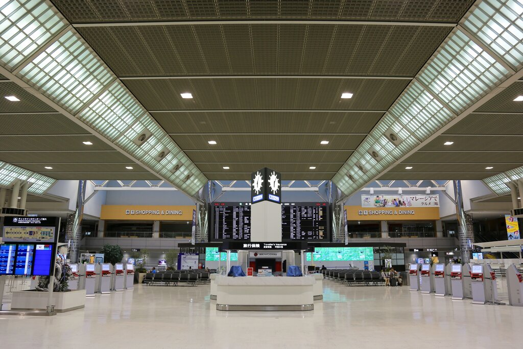 ▲日本政府從疫情爆發發嚴格管控邊境，最近決定分階段重新開放外國觀光客入境，並從這個月先行試辦小型團，首批來自美國兩地共7名觀光客，已於今天下午抵達東京近郊成田機場。。圖為成田機場第2航廈。（圖／美聯社／達志影像）