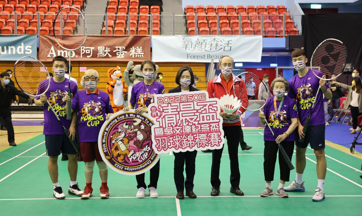 ▲台灣最大型的羽球業餘賽事、第50屆「世界清晨盃暨吳文達紀念盃羽球錦標賽」今(5)日正式於台北體育館開幕，總統蔡英文、「麟洋配」出席。（圖／官方提供）