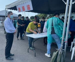 ▲高雄港務分公司總經理王錦榮(左)，視察港區從業人員進行PCR篩檢作業情形。(圖／記者黃守作攝，2022.04.05)