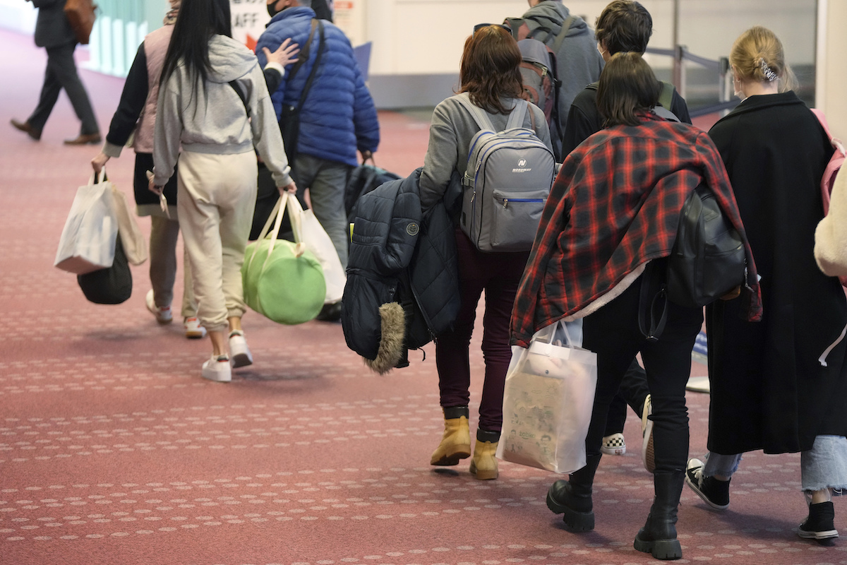 ▲日本外務大臣林芳正日前出訪波蘭，回程時讓20名有意到日本避難的烏克蘭民眾同機。（圖／美聯社／達志影像）