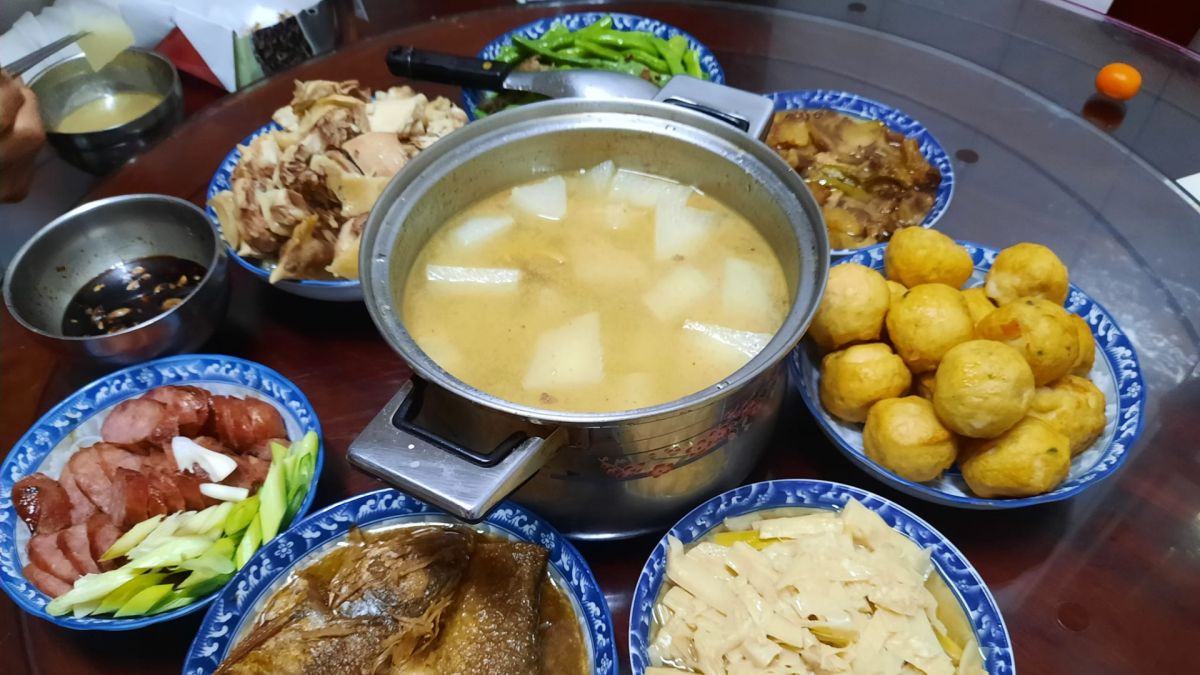 ▲有網友分享，阿嬤家的餐桌，其中一道「黃色大球」讓他直呼，可怕又紮實。（圖／翻攝爆廢公社）