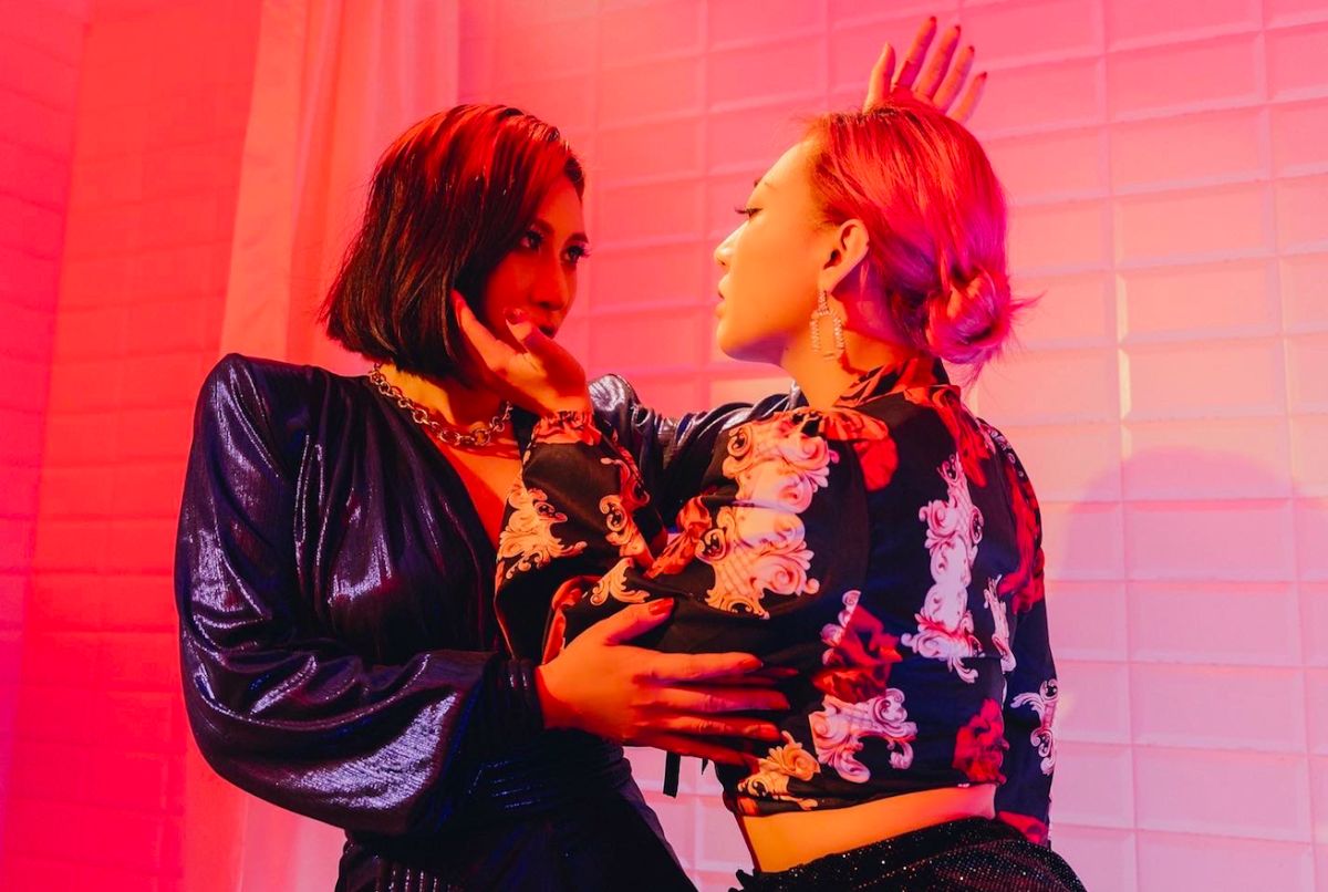 ▲呂婕菲（左）推出自製影片《華燈初上之瀟灑小姐》。（圖／聲達娛樂提供）