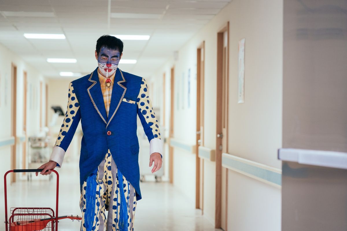 ▲楊祐寧在《良辰吉時》扮小丑賺錢。（圖／CATCHPLAY提供）