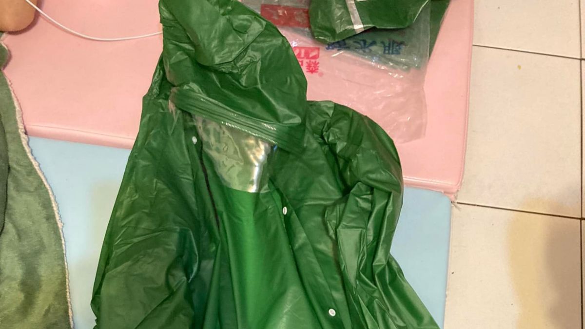 ▲有民眾在臉書花了1050元買了兩件雨衣，結果商品送達後，讓她被全家人取笑。（圖／翻攝爆怨公社）
