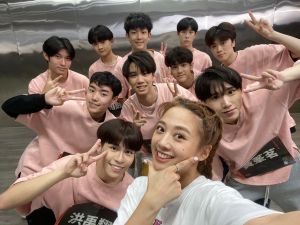 鬼鬼 ▲鬼鬼(前)和《原子少年》水星成員一同表演舞蹈。(圖/野火娛樂提供)