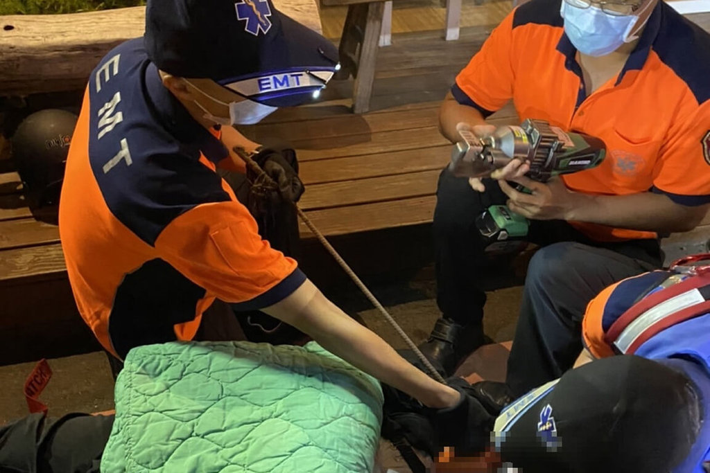 ▲台南市消防局5日晚間獲報有機車自摔，消防人員到場發現一名男性機車騎士疑從機車上摔下後，右眼遭路旁一根長鐵條插入，隨即先以機具將鐵條截短，並安排救護車將傷者送往成大醫院急救。（圖／中央社）