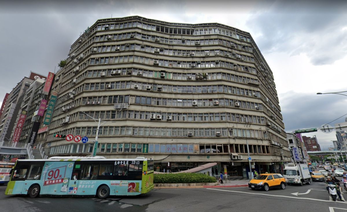 ▲位在台北市忠孝西路上的中央大樓，就經常成為網友們砲轟市容的標靶。（圖／翻攝Google Maps）