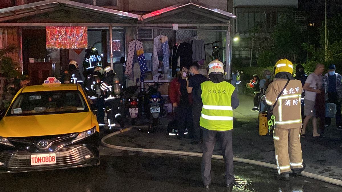 ▲天母一棟公寓今天凌晨驚傳火警，所幸警消迅速到場撲滅火勢。（圖／翻攝畫面）