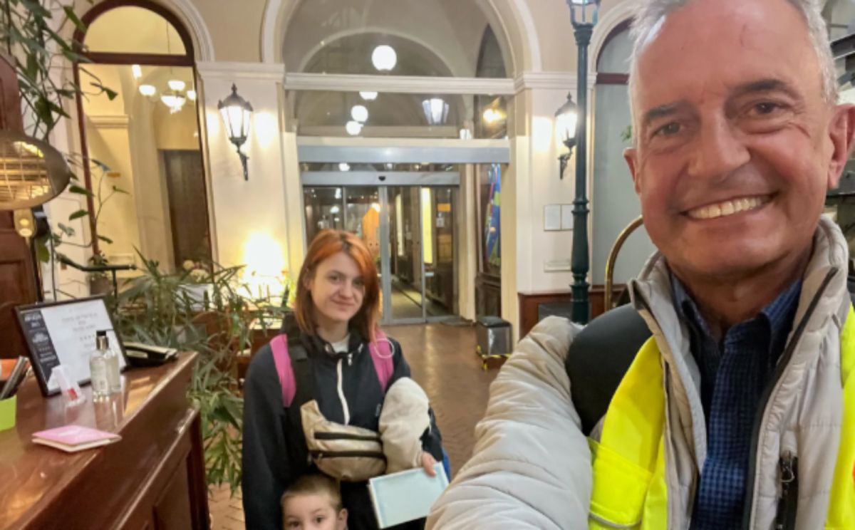 ▲62歲前微軟副總裁湯普森退休後住在西雅圖附近船屋，每天散步、划船。3月底後，他則出現在歐洲，義務駕車接送烏克蘭難民前往避難處。（圖／翻攝自西雅圖時報）