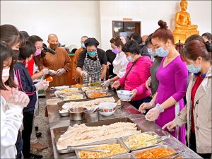 ▲因應清明連假，新住民體驗包潤餅。（圖／移民署）