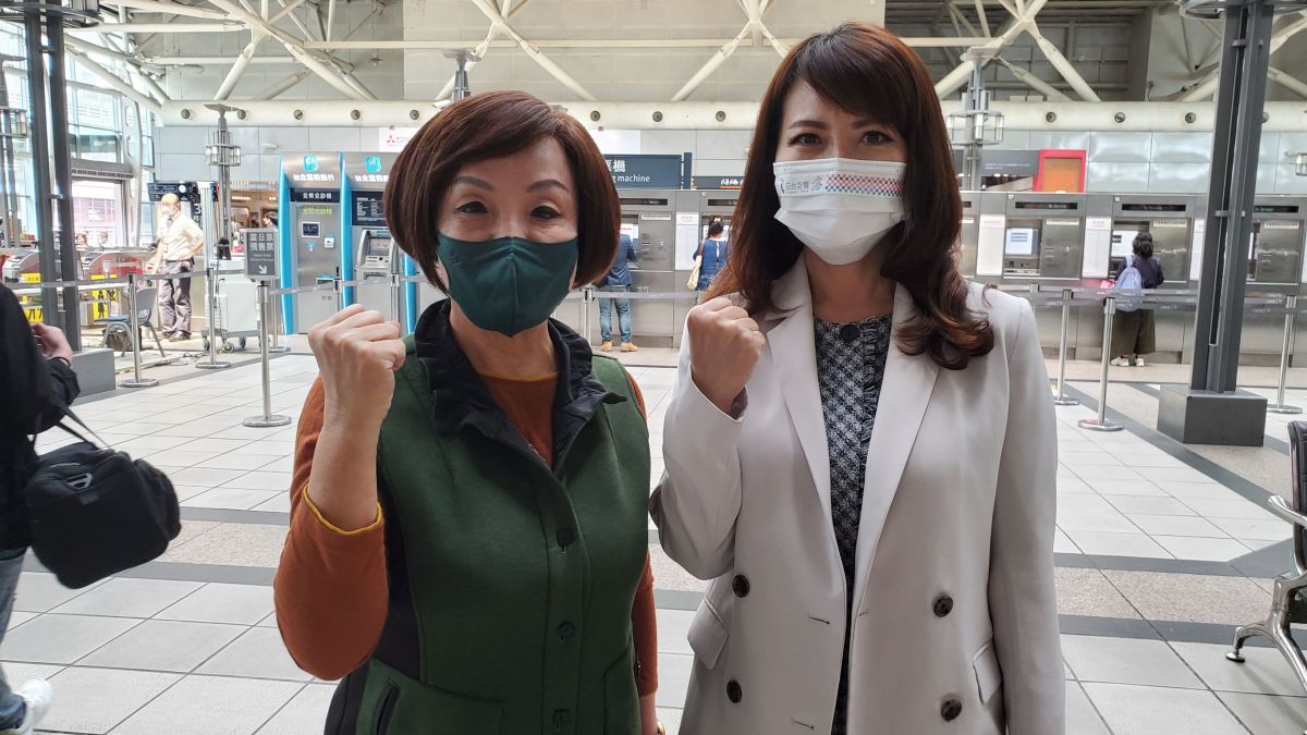 ▲高雄市議會國民黨團總召童燕珍（左）、議員陳美雅（右）等人，今（6）日北上勸進李四川參選高雄市長。（圖／翻攝畫面）