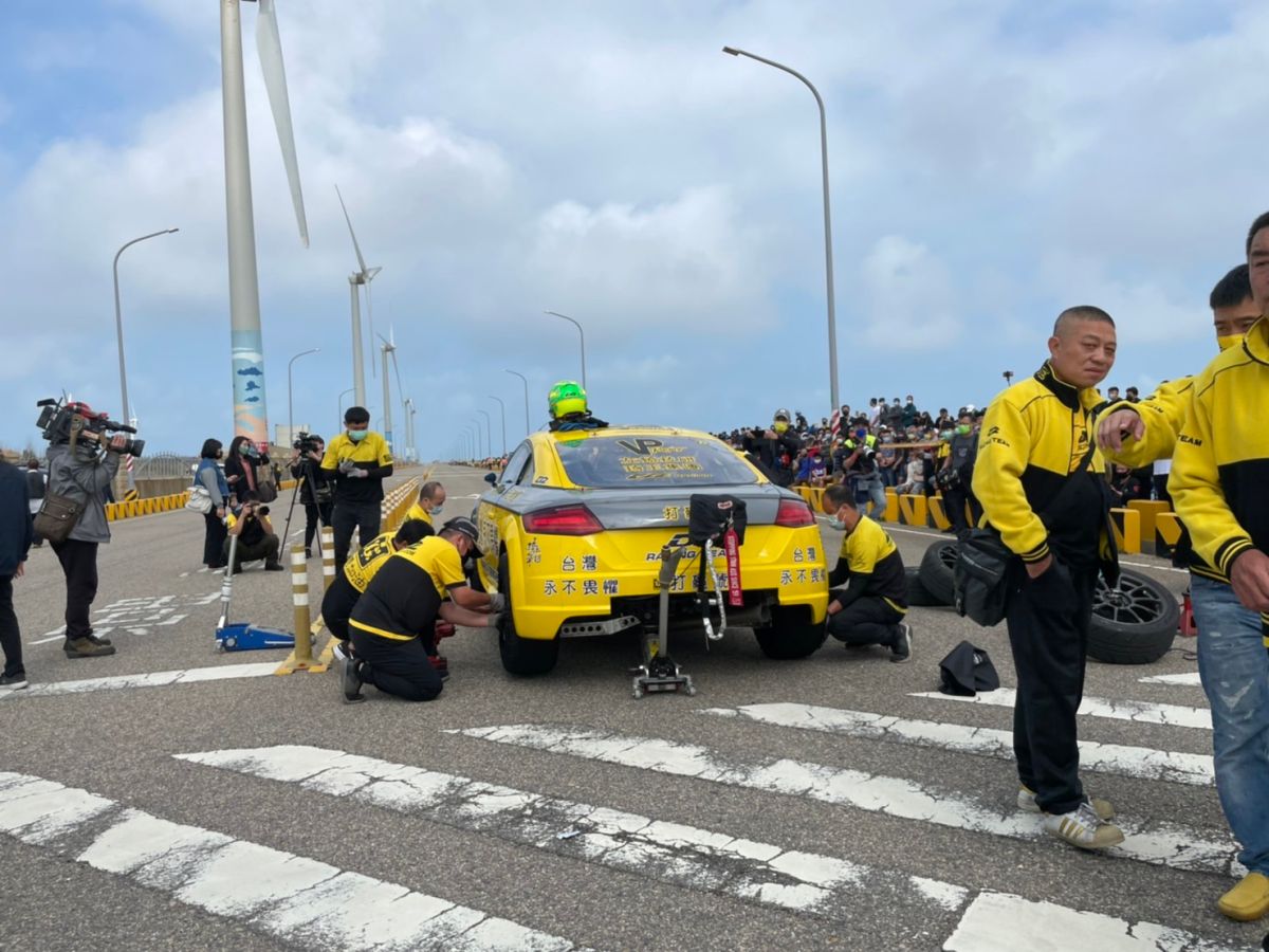 ▲台灣賽車教父「廖老大」在台中高美溼地「風車大道」做0到400公尺加速的實測，以8.72秒成績超越中國網紅「杰尼龜」的8.93秒時(圖／柳榮俊攝2022.4. 6)