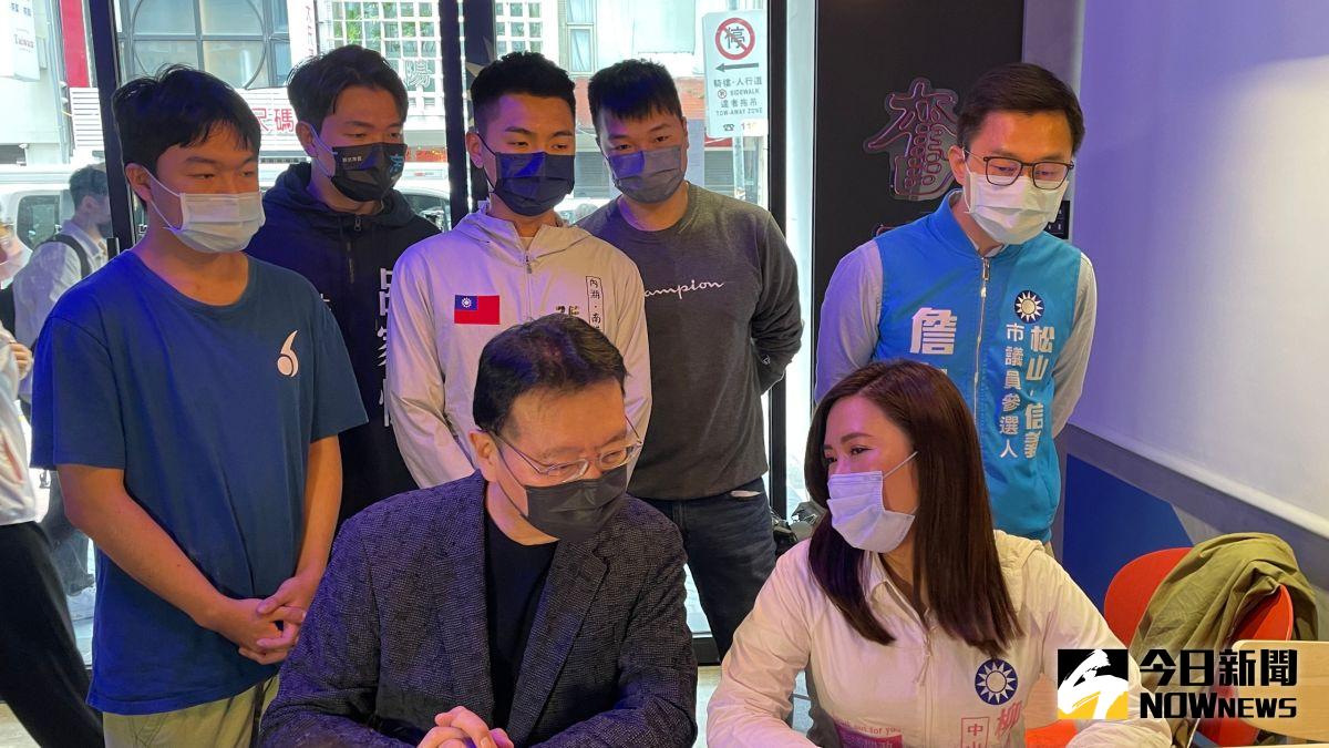 ▲中廣董事長趙少康6日上午陪同國民黨內青年參選人柳采薇一同到北市黨部登記投入黨內初選。（圖／記者丁上程攝，2022.04.06）