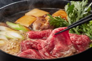 壽喜燒吃到飽排行曝光 網推2間肉片最過癮:甜點也好賺 ▲日式火鍋壽喜燒能夠吃到甜美醬汁包裹鮮嫩肉片,鹹甜滋味令人上癮,成為吃到飽人氣選擇。《Social Lab社群實驗室》透過《OpView社群口碑資料庫》追蹤了近半年內的網路聲量,統整出「熱門連鎖壽喜燒品牌Top 5」,網友除了公推「醬汁是靈魂」,更曝光「壽喜燒一丁」與「一番地」這2間的肉片吃起來最過癮,而且甜點不只解膩,「選擇超多,好賺」。(圖/三澧企業提供)