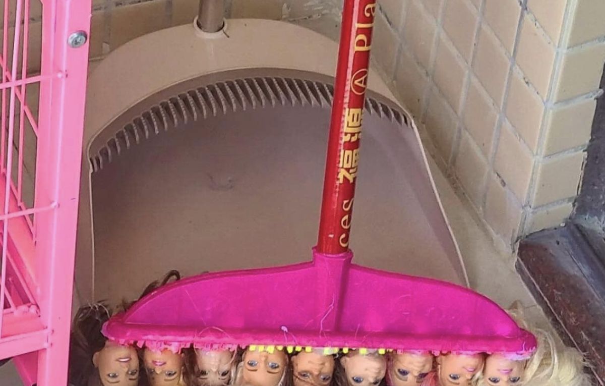 ▲有女網友回阿嬤家，突然發現家中掃把長出9顆芭比娃娃的人頭。（圖／翻攝自爆廢公社公開版）