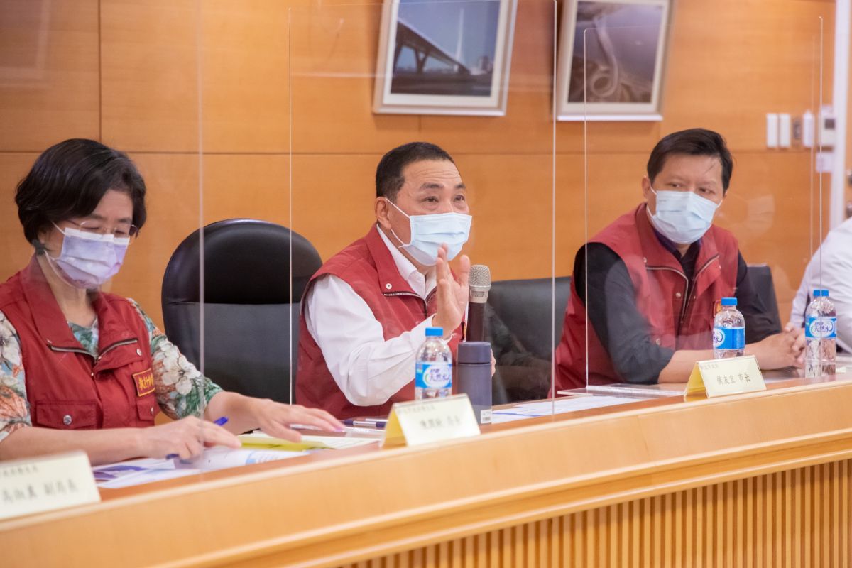 ▲新北市長侯友宜召集各醫院的院長開會研商，盼建立確診病患在宅照護的模式，並結合虛擬病房與遠距離的關懷，以落實責任照護、分級照護。（圖／新北市政府提供）