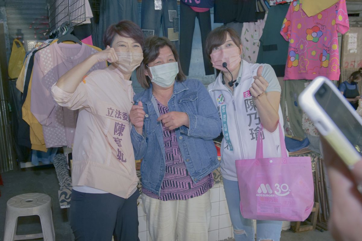 ▲正國會台南市立委陳亭妃今（6）日特地從台南北上至新北市，陪陳乃瑜在新店區的建國市場發掃街拜票，盼激發綠營潛力翻轉新北。（圖／陳乃瑜提供）