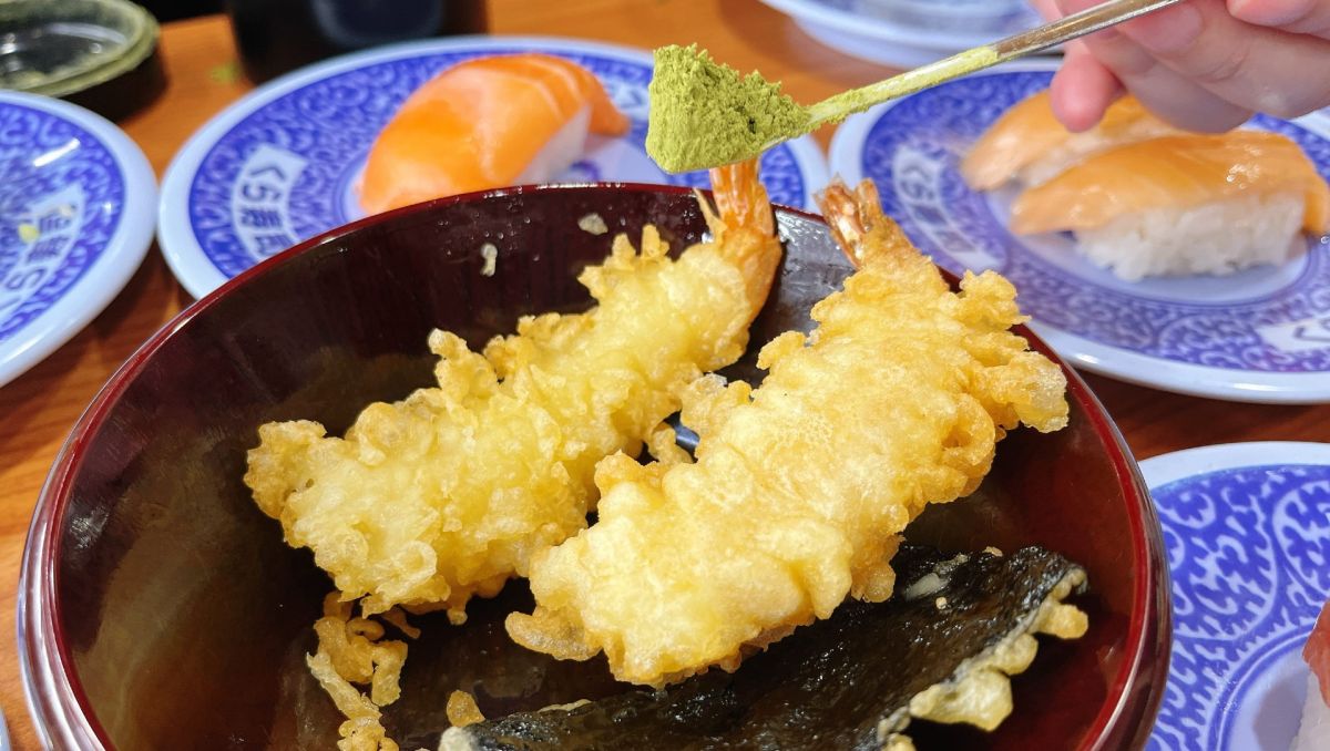 ▲到藏壽司吃天婦羅灑綠茶粉不是亂來，這是獲「官方認證」的隱藏版吃法。（圖／藏壽司提供）