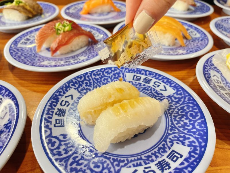 ▲隱藏吃法一：「油脂多的魚類壽司＋柚子醋」。（圖／藏壽司提供）