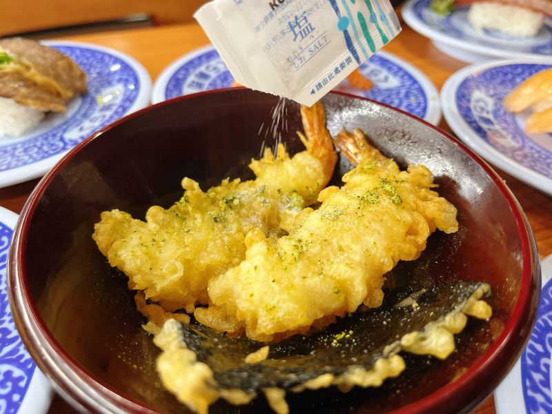 ▲隱藏吃法三：「天婦羅＋粉末綠茶＋鹽」。（圖／藏壽司提供）