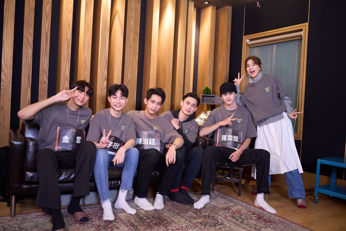 ▲Ella（右一）與《原子少年》木星選手合照。（圖／野火娛樂提供）