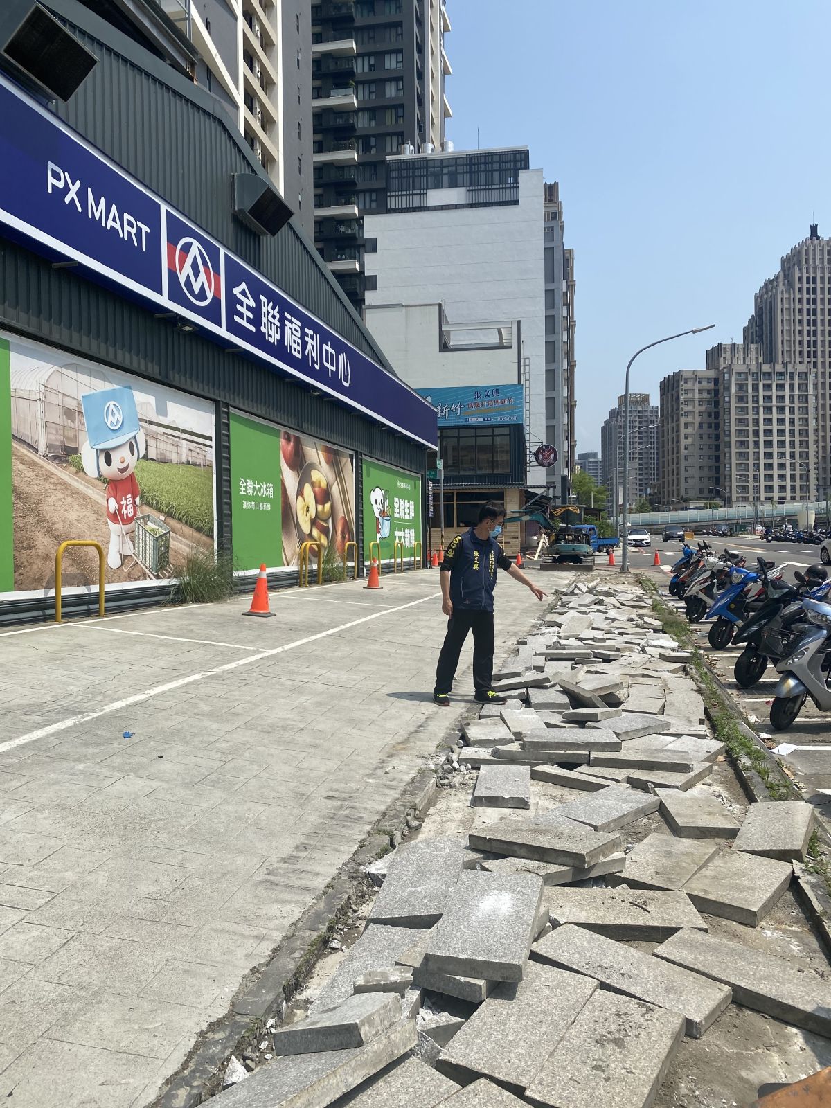 ▲新竹市龍山里里長張文興爭取後，龍山西路、立鵬路交叉路口的人行道今(6)日開始施工整平。（圖／張文興辦公室提供）