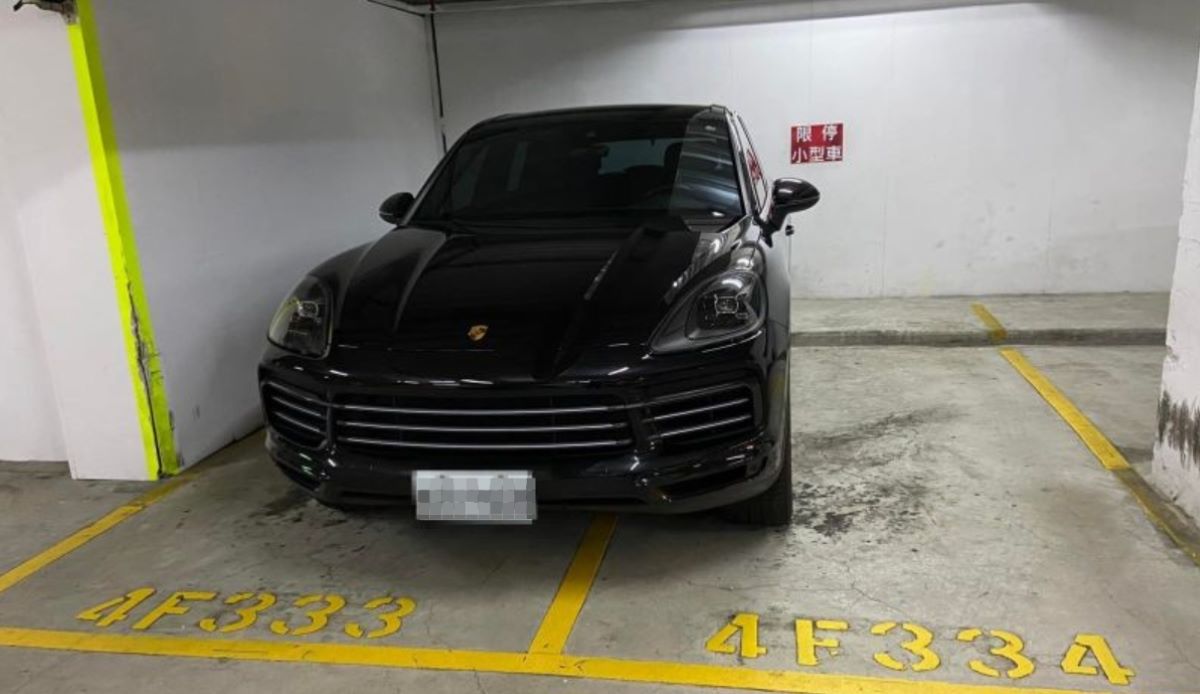 ▲有網友分享，自己看到一台保時捷直接佔用了2格停車位，氣得他直喊「沒水準」。（圖／翻攝自爆廢公社公開版）