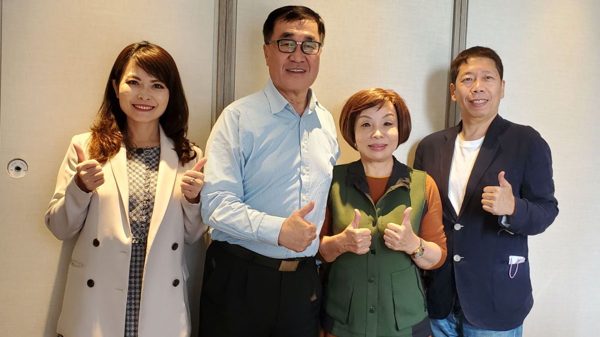 ▲高雄市議員童燕珍（右二）、陳美雅（左一）、黃紹庭（右一），在今（6）日北上勸進前高雄市長李四川能夠當高雄議員的母雞，參選高雄市長。（圖／翻攝畫面）