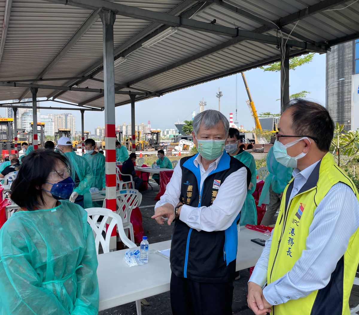 ▲台灣港務公司董事長李賢義(中)視察高雄港快篩站運作的情形。(圖／記者黃守作攝，2022.04.06)