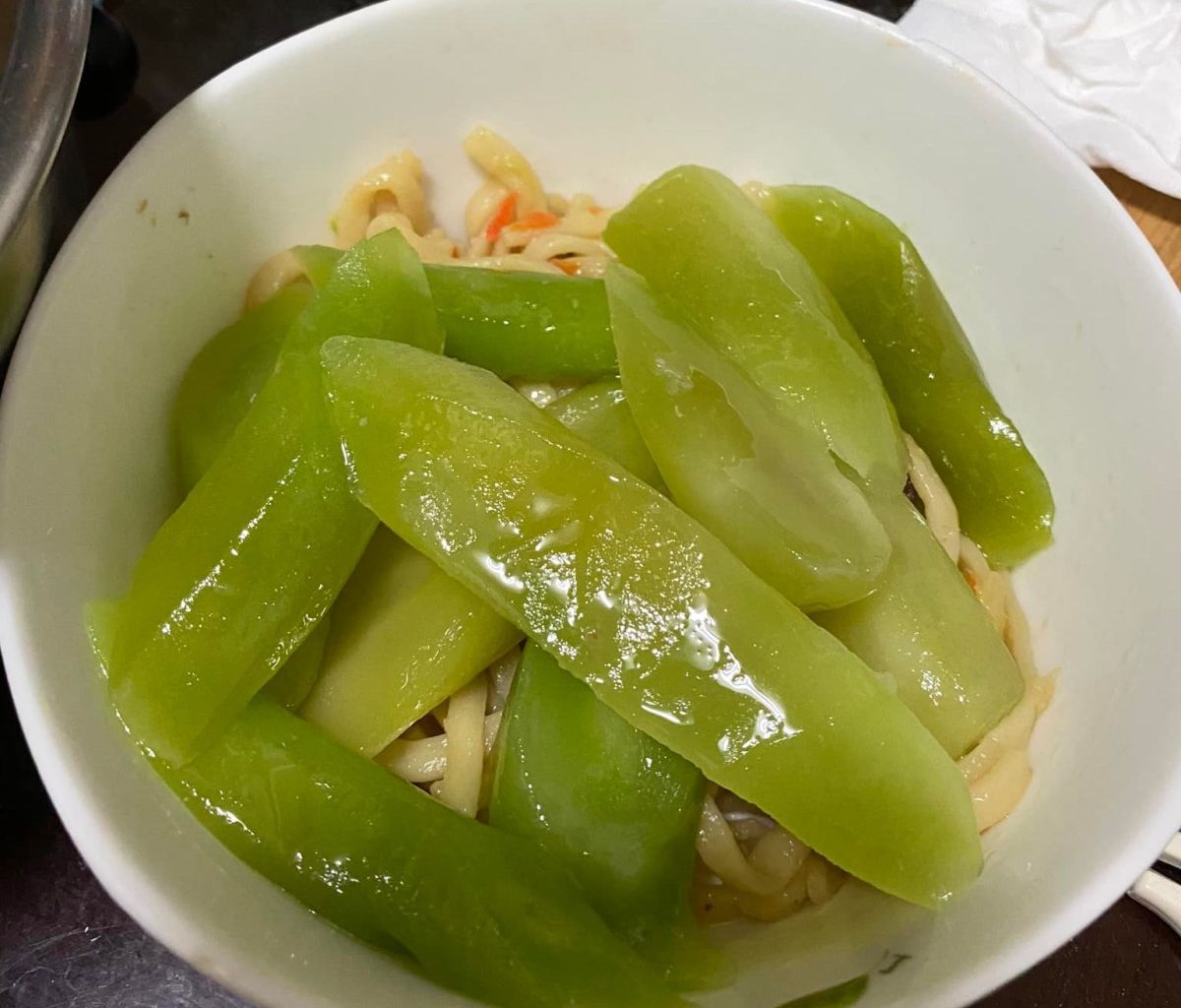 ▲有網友分享，自己在朋友家吃到外型為「綠色長條」的蔬菜，覺得相當好吃，但不知道菜名。（圖／翻攝自爆系知識家）