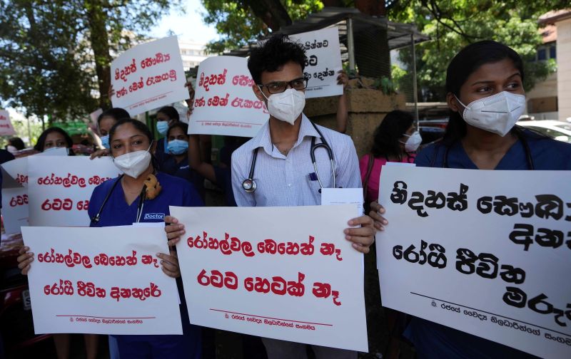 ▲斯里蘭卡陷入數十年來最嚴重經濟危機，民眾發動示威反對總統拉賈帕克薩的施政，醫師也上街抗議醫藥短缺。（圖／美聯社／達志影像）