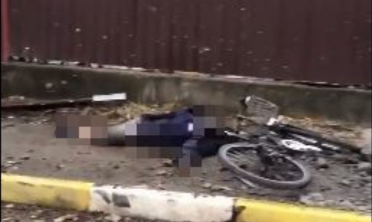 ▲俄羅斯部隊占領烏克蘭首都西北方郊區布查鎮（Bucha）期間犯下暴行，「紐約時報」查證過的最新影片證實，俄軍曾在當地朝一名自行車騎士開火。（圖／翻攝自推特）