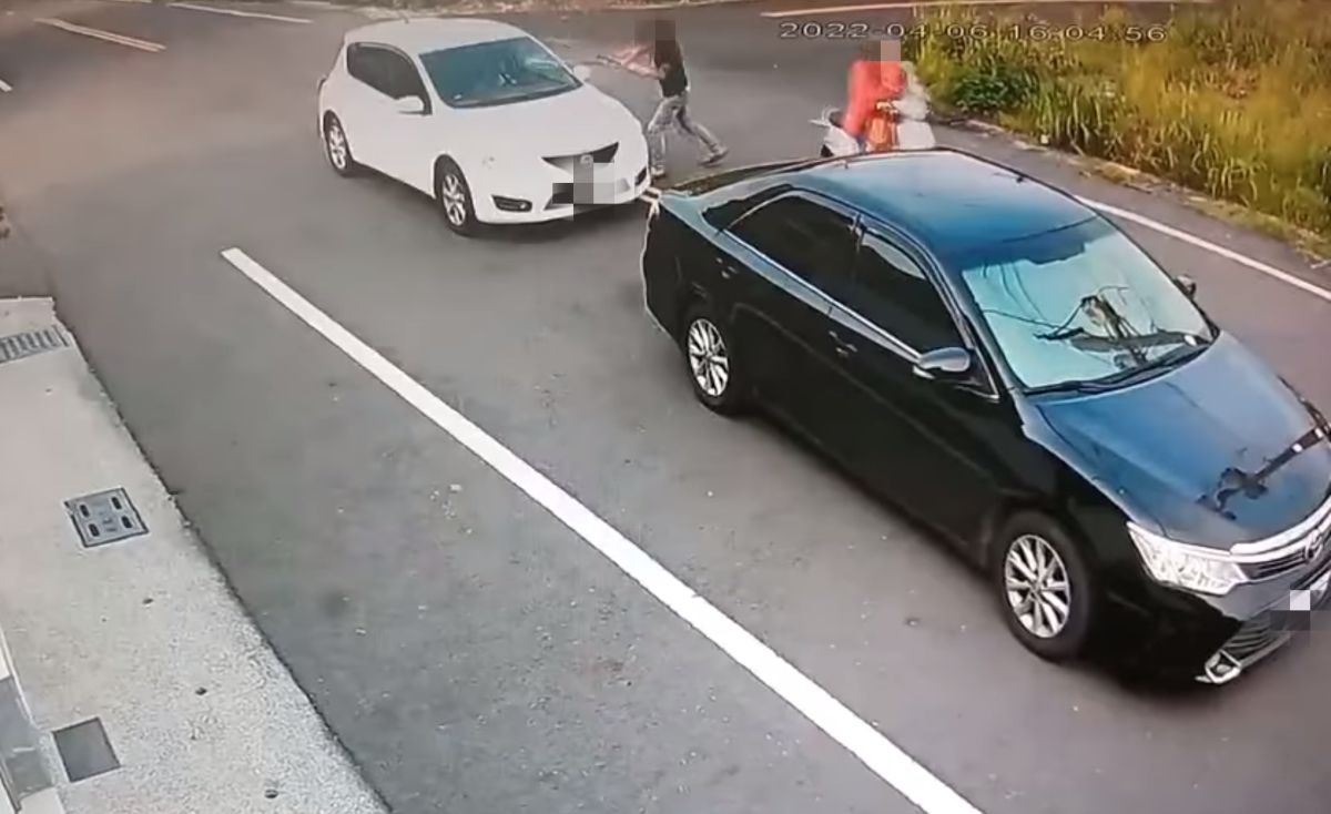 ▲屏東東港日前又上演「球棒隊」當街砸車，不過被砸駕駛立即開車猛撞反擊，讓砸車男子反而落荒而逃。（圖／翻攝自記者爆料網）