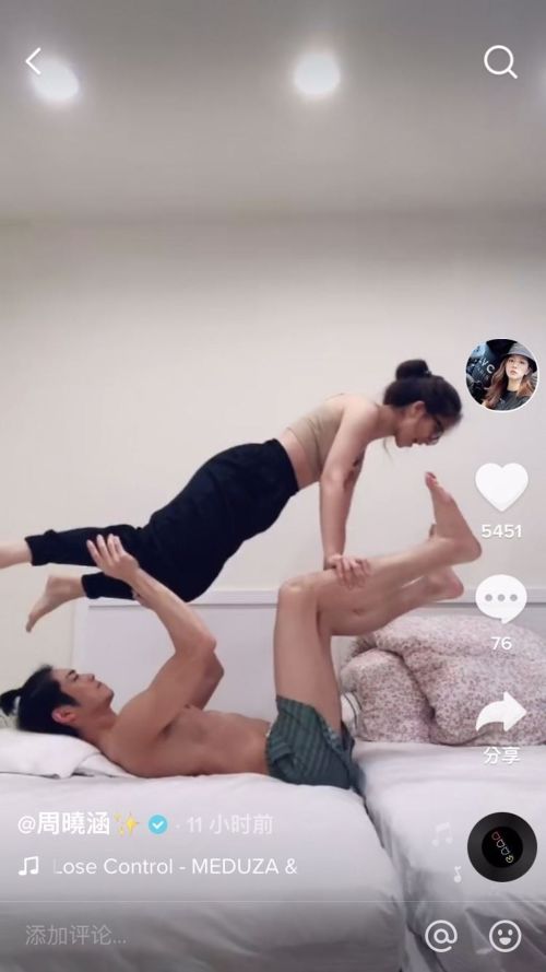 ▲周曉涵（上）和半裸男親密做雙人運動，雖然短片上傳幾小時即下架，但早被網友截圖瘋傳。（圖／周曉涵抖音）