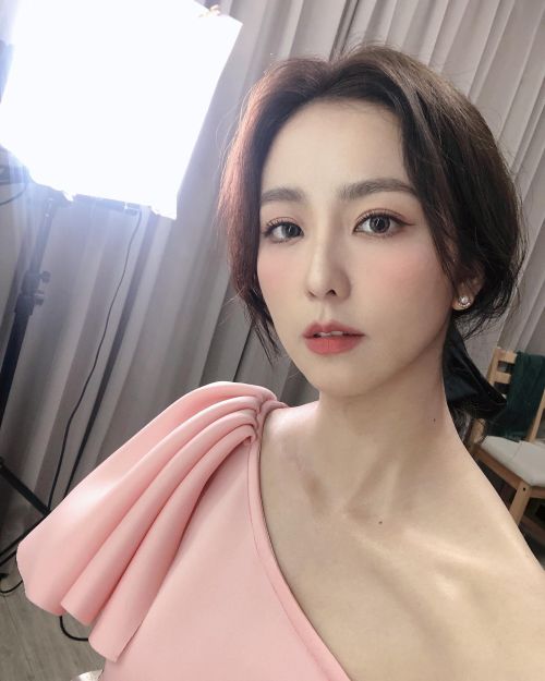 ▲周曉涵是網路美少女出身，就讀逢甲大學時為公認的校花，成為藝人後在戲劇圈耕耘多年，演過多部偶像劇、電影。（圖／翻攝自周曉涵IG＠ilove7388）