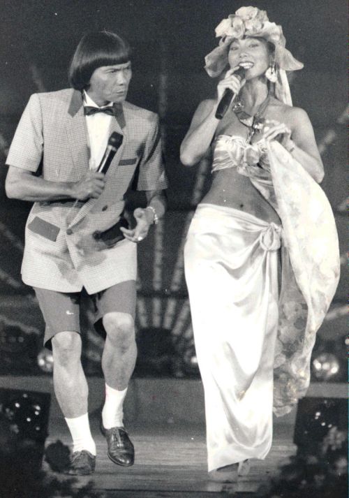 ▲陳美鳳（右）早年是秀場天后，歌廳、餐廳、工地秀都搶著找她登台，左為豬哥亮。（圖／高雄流行音樂中心臉書）