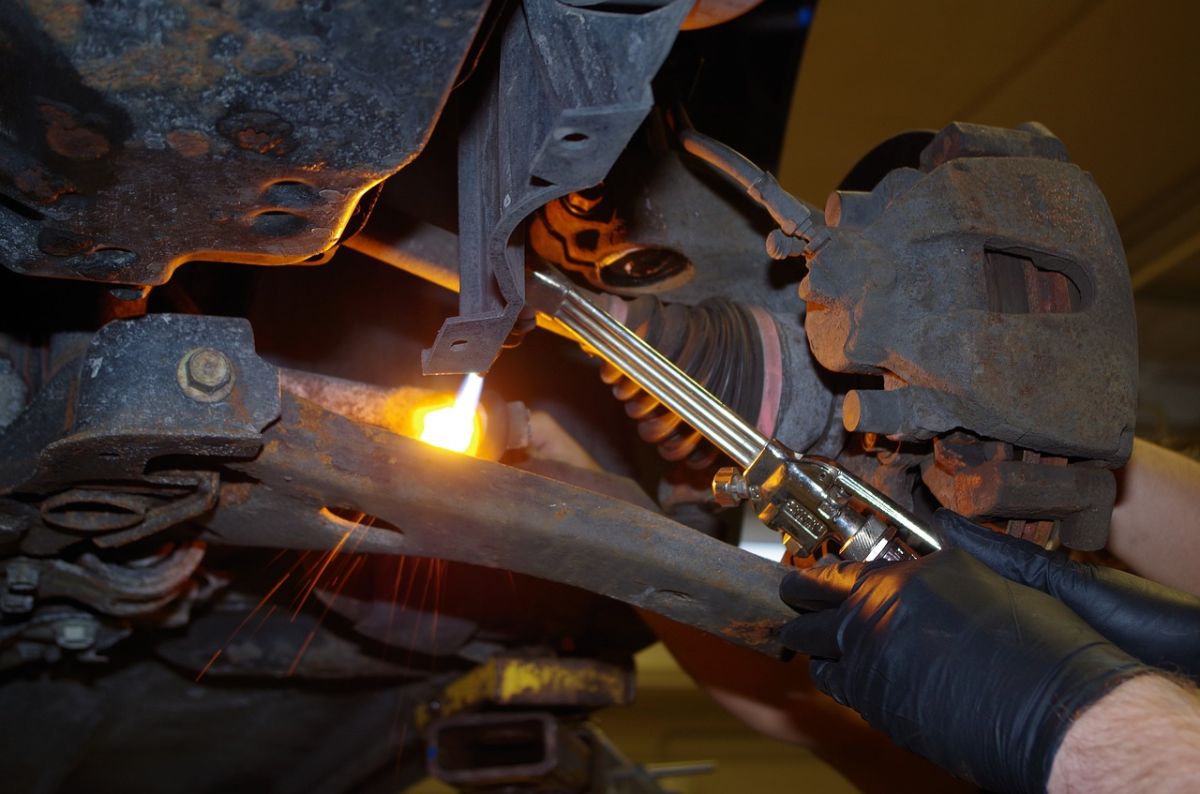 ▲網友透露自己帶著新人去工地進行拆廢棄鐵皮屋的工作，結果新人拿起乙炔切割器，疑似操作不慎，火勢噴向頭臉，當場慘遭毀容、失明。（示意圖／翻攝自Pixabay）