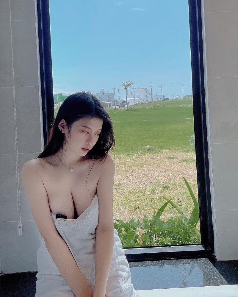 ▲Yumi.K浴巾滑落，險些走光。（圖／Yumi.K IG）