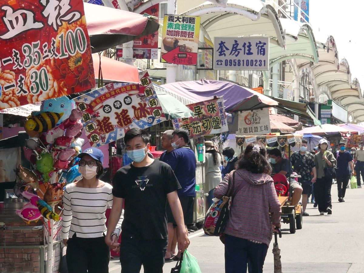 ▲本土疫情進入高原期，北部染疫率高，疫情有下降趨勢，但南部疫情仍可能持續攀升。（圖／高市府經發局提供）