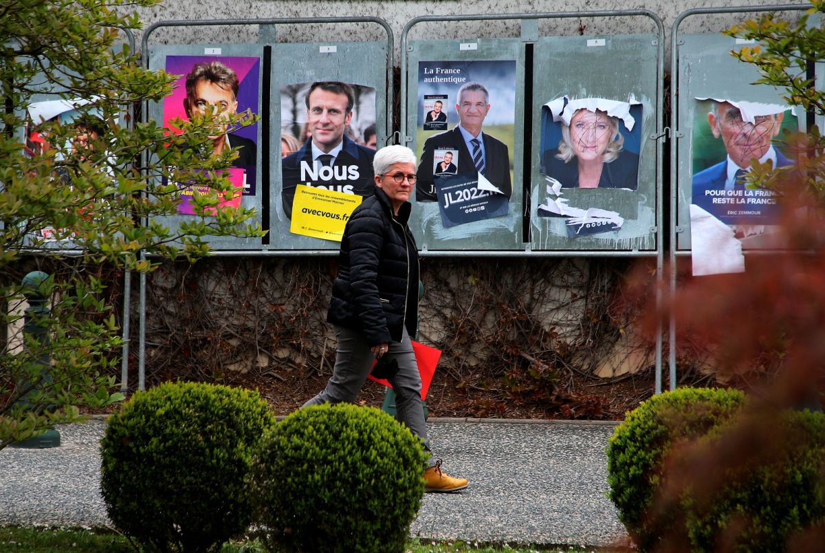 ▲法國5年一度的總統大選將於10日與24日登場。圖為街頭張貼的競選人海報。（圖／美聯社／達志影像）