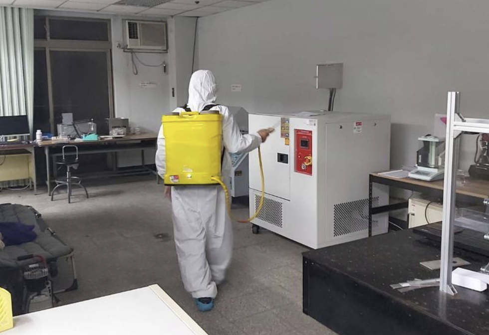 ▲成功大學有2學生確診，校方第一時間緊急對相關地點進行清消。（圖／翻攝畫面）