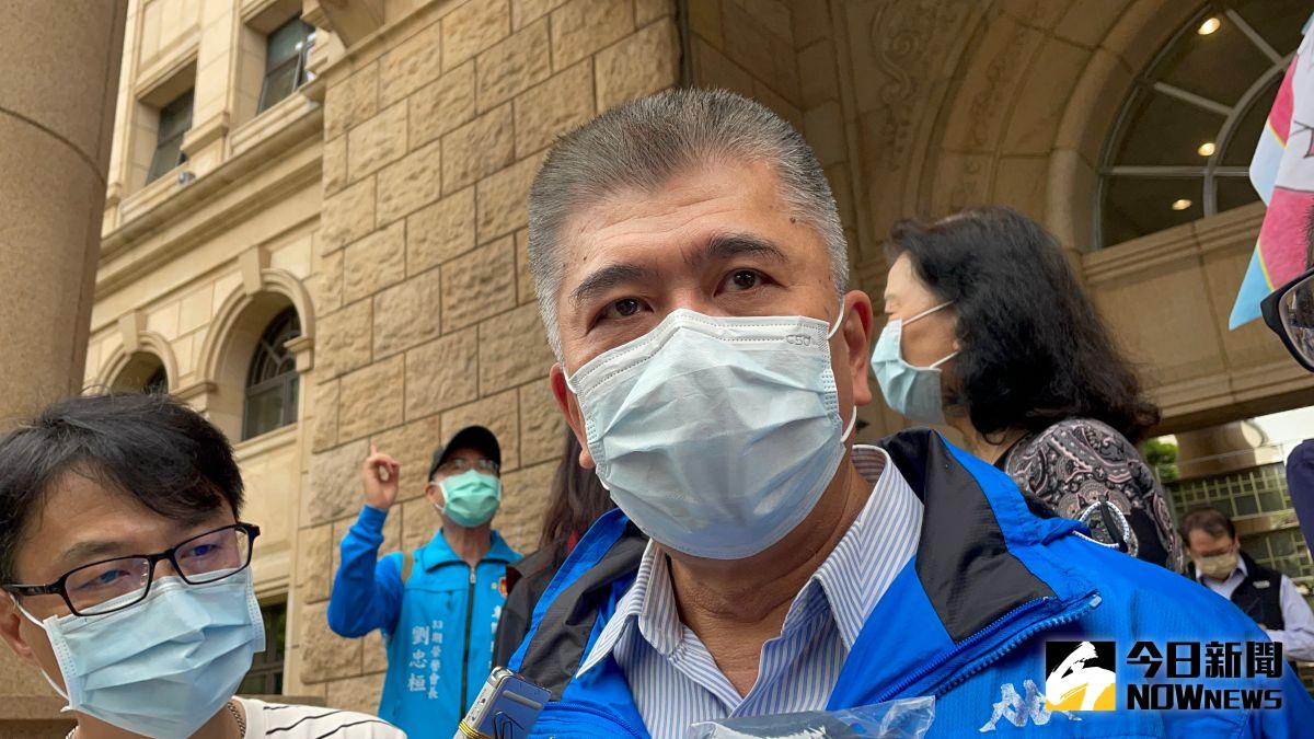 ▲前陸軍少將韓豫平到最高檢察署遞狀。（圖／記者潘千詩攝，2022.4.7）