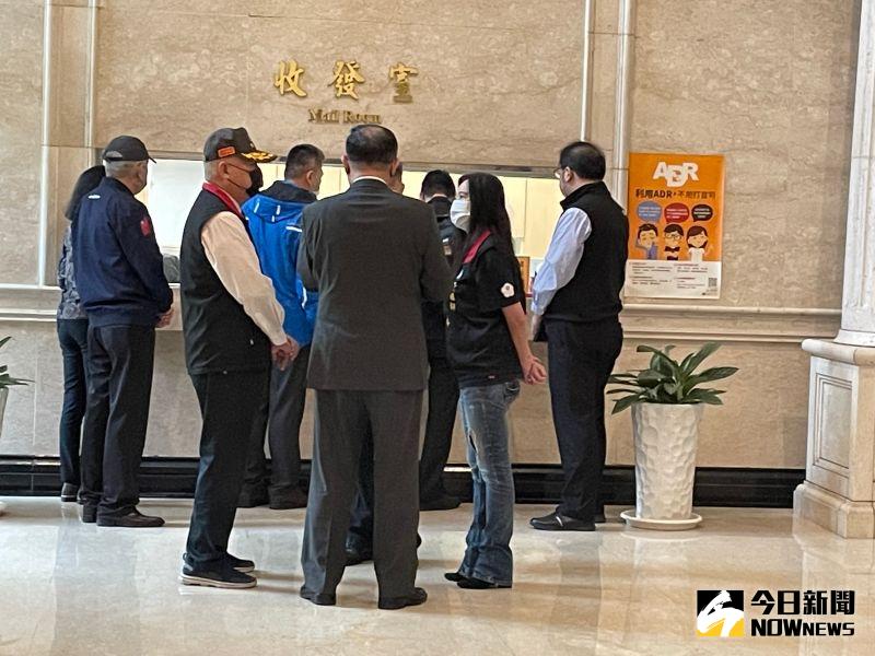 ▲韓豫平在最高檢察署收發室遞狀。（圖／記者潘千詩攝，2022.4.7）