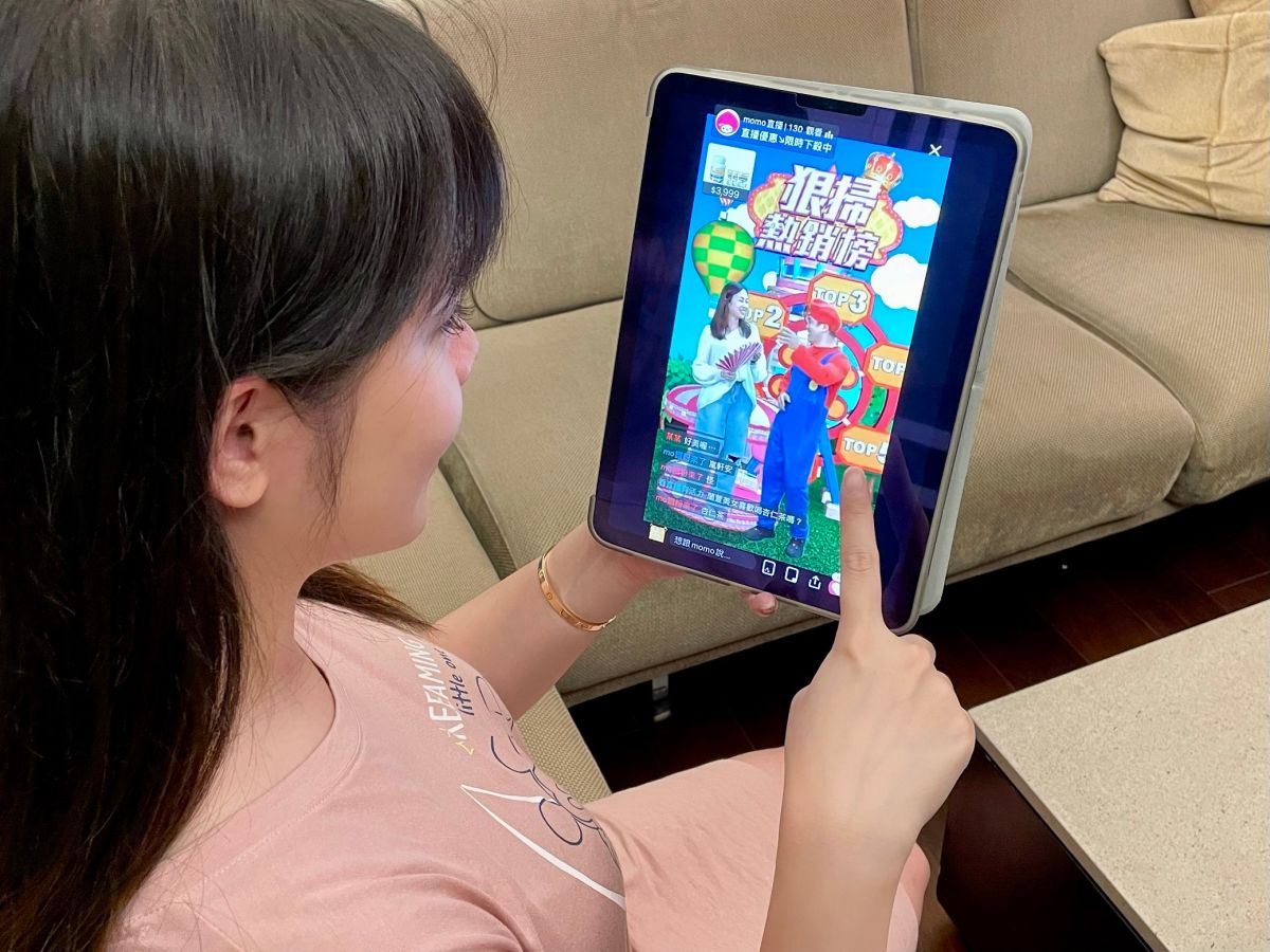 ▲momo從4月起推出全新周間網路帶狀節目《狠掃熱銷榜》，鎖定上班族下班後的1小時，讓網友快速掌握當日最夯TOP10掃貨夯品。（圖／廠商提供）