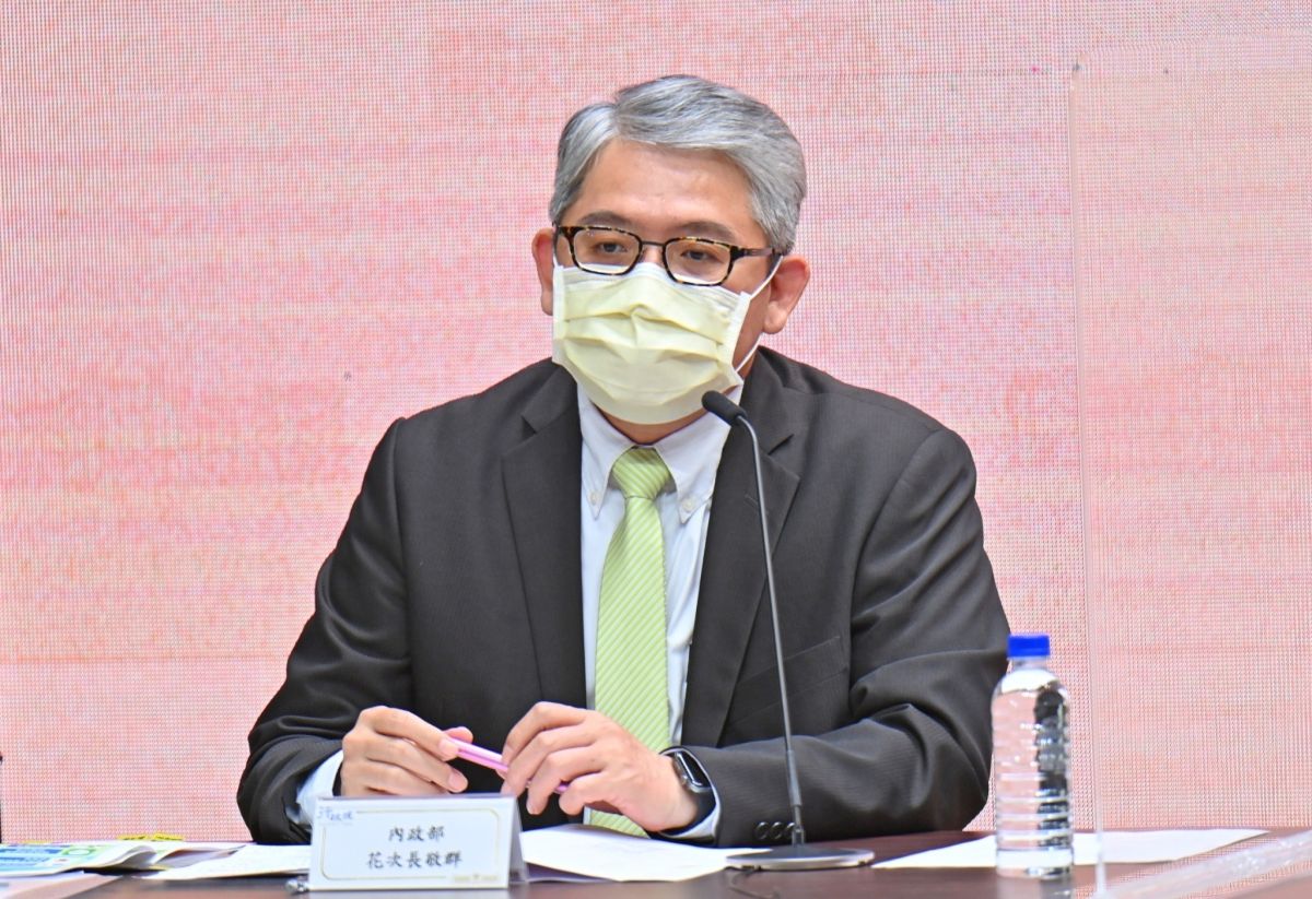 ▲身兼慶籌會秘書長的內政部次長花敬群，對於國慶焰火未能準時施放向國人致歉。（圖／行政院提供）