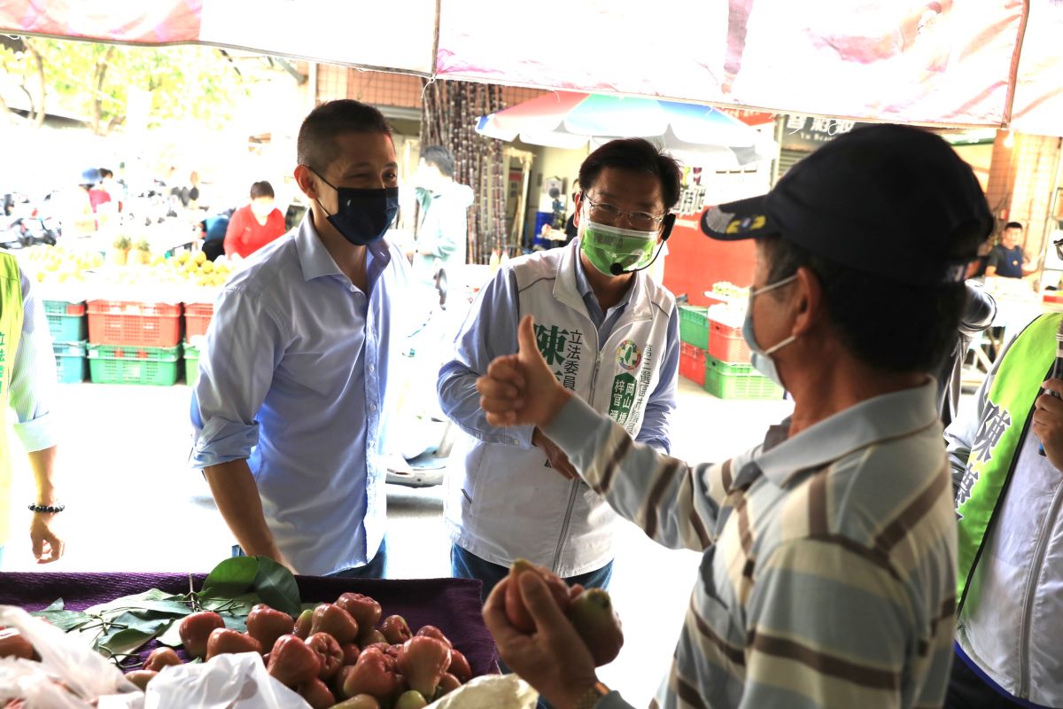 ▲岡山地區鄉親們紛紛向陳慶鴻與吳怡儂比讚。（圖／邁向過半大聯盟提供）