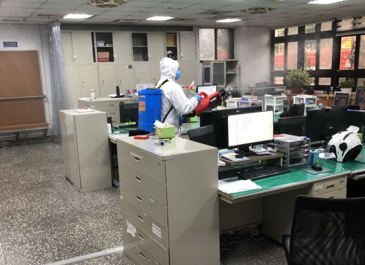 ▲土城分局除實施最高規格的清消作業外，外勤單位即刻起亦實施分組分流，另內勤單位亦啟動實施居家上班等防疫的機制。（圖／土城分局提供）