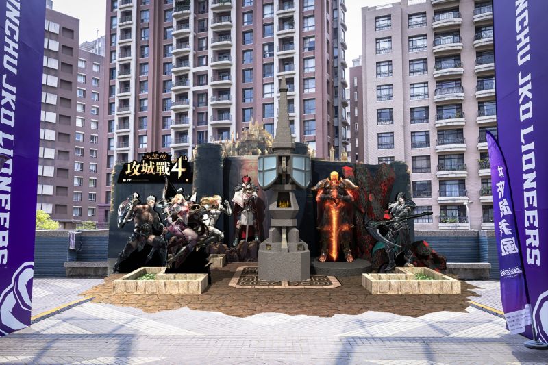 ▲攻城獅球團聯手《天堂M》於觀眾入口與場外二樓平台打造知名場景「攻城戰守護塔」大型裝置藝術。(圖/新竹攻城獅提供)