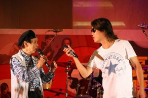 ▲文夏（左）2016年5月和董事長樂團合唱經典台語老歌。（圖／大吉祥提供）