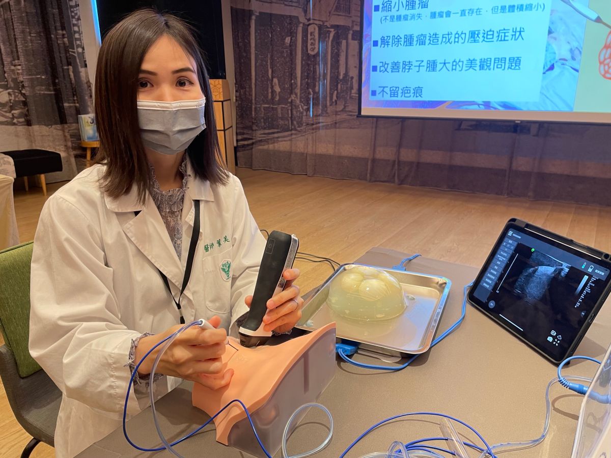 ▲奇美醫學中心內分泌新陳代謝科主治醫師葉美成示範經由超音波導引下，操作「甲狀腺結節射頻消融術」（圖／記者林怡孜攝，2022,04,07）